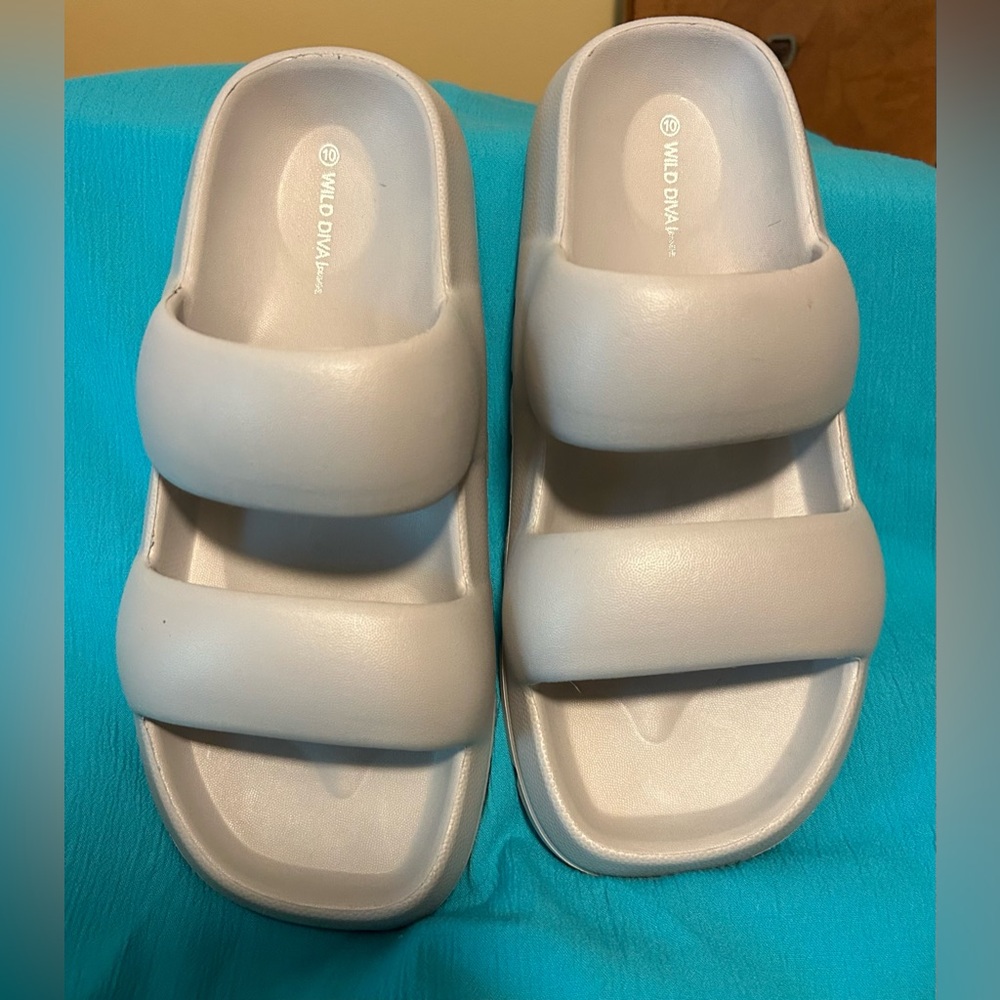 New Wild Diva brand slip on slides made with EVA size 10
